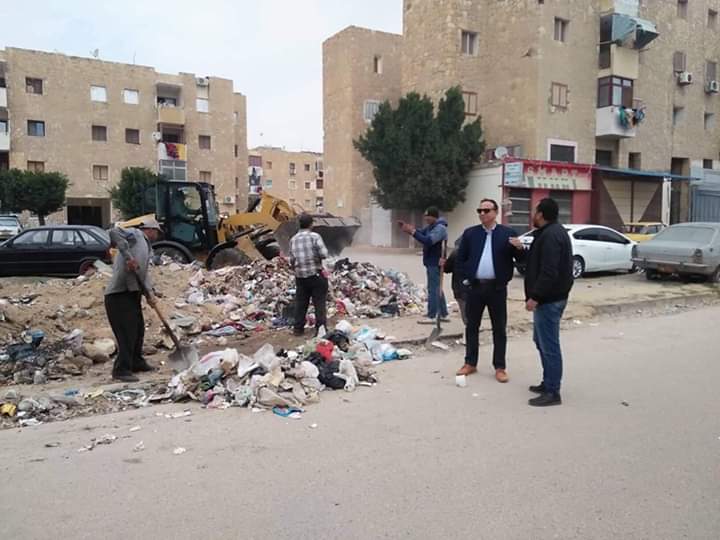   البرلماني «أشرف عمارة» يتابع أعمال رفع القمامة في نطاق حي ثالث الإسماعيلية 
