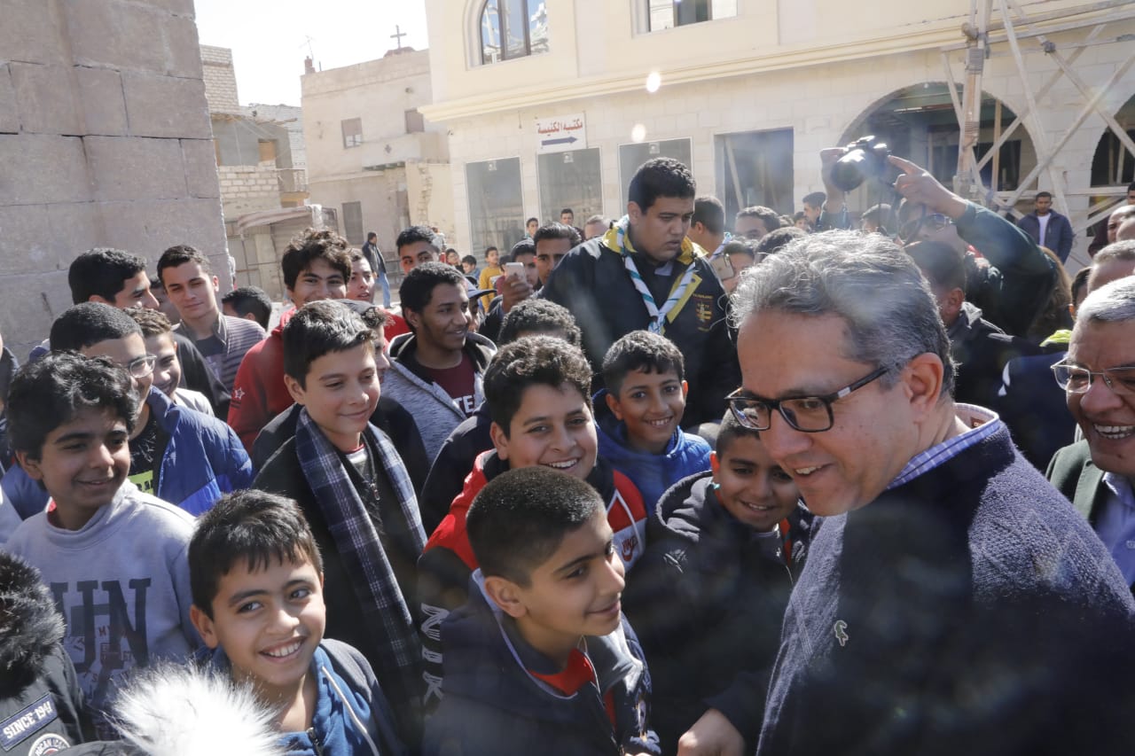   العناني يلتقط صور مع أطفال المنيا أمام كنيسة العذراء بجبل الطير