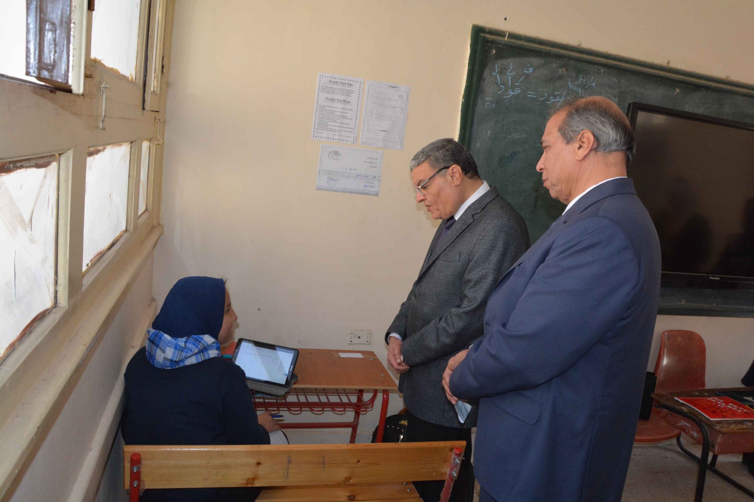    محافظ المنيا يتابع انتظام سير الامتحانات بالشهادة الإعدادية والصف الثاني الثانوي‬