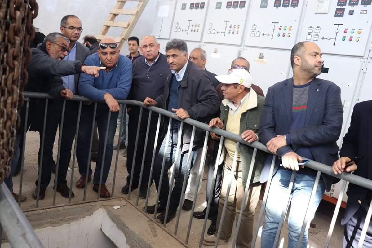   نائب وزير الإسكان للبنية الأساسية يتفقد مشروعات مياه الشرب والصرف الصحى بالبحر الأحمر