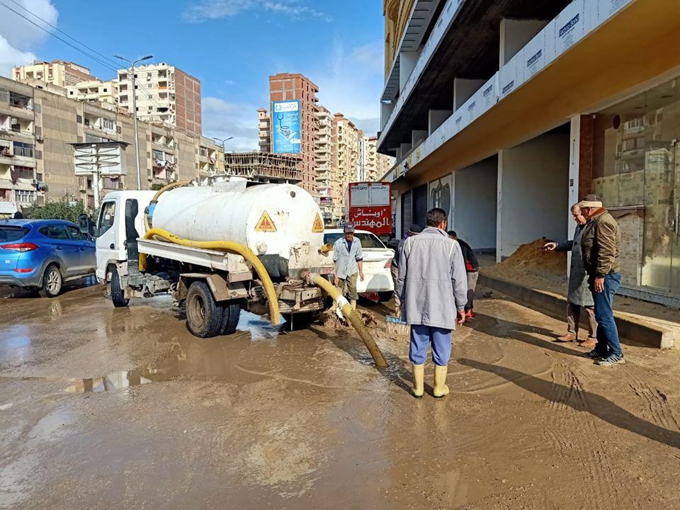   رئيس مدينة كفر الشيخ يشرف على رفع مياه الأمطار من الشوارع