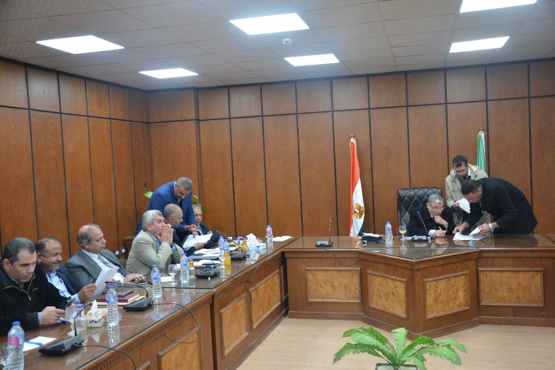   محافظ المنيا يبحث مع نواب البرلمان عدد من المشكلات بالقطاعات الخدمية