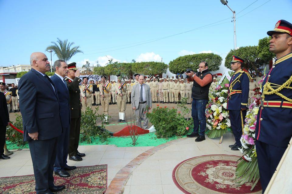   بالصور||محافظ كفر الشيخ ومدير الأمن يضعان أكليلاً من الزهور على النصب التذكارى لشهداء الشرطة
