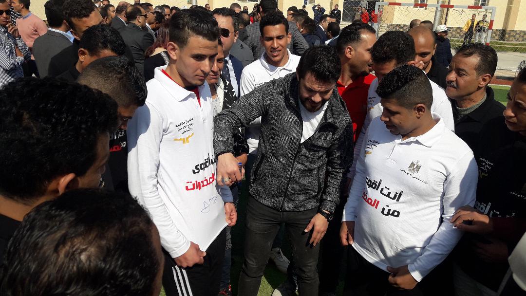   عميد لاعب العالم يشارك المتعافين من المخدرات بالمنيا في مباراة كرة قدم