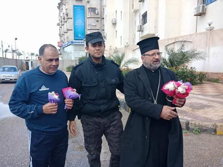  أهالي دمياط يقدمون الورود لرجال الشرطة في عيد 25 يناير بالشوارع والميادين