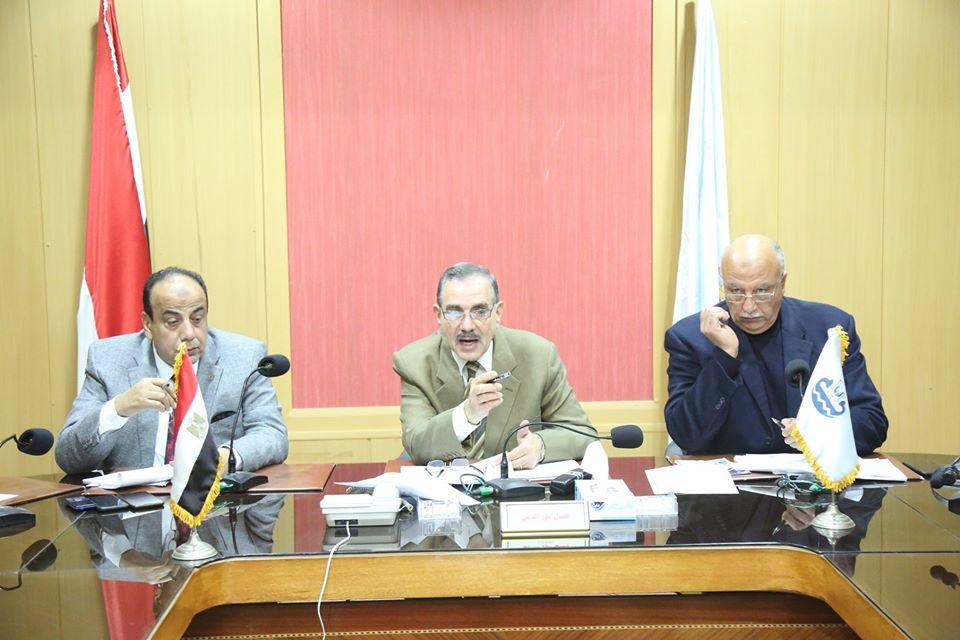  محافظ كفر الشيخ يطالب بانهاء إجراءات التقنين وتوزيع العقود على المستحقين