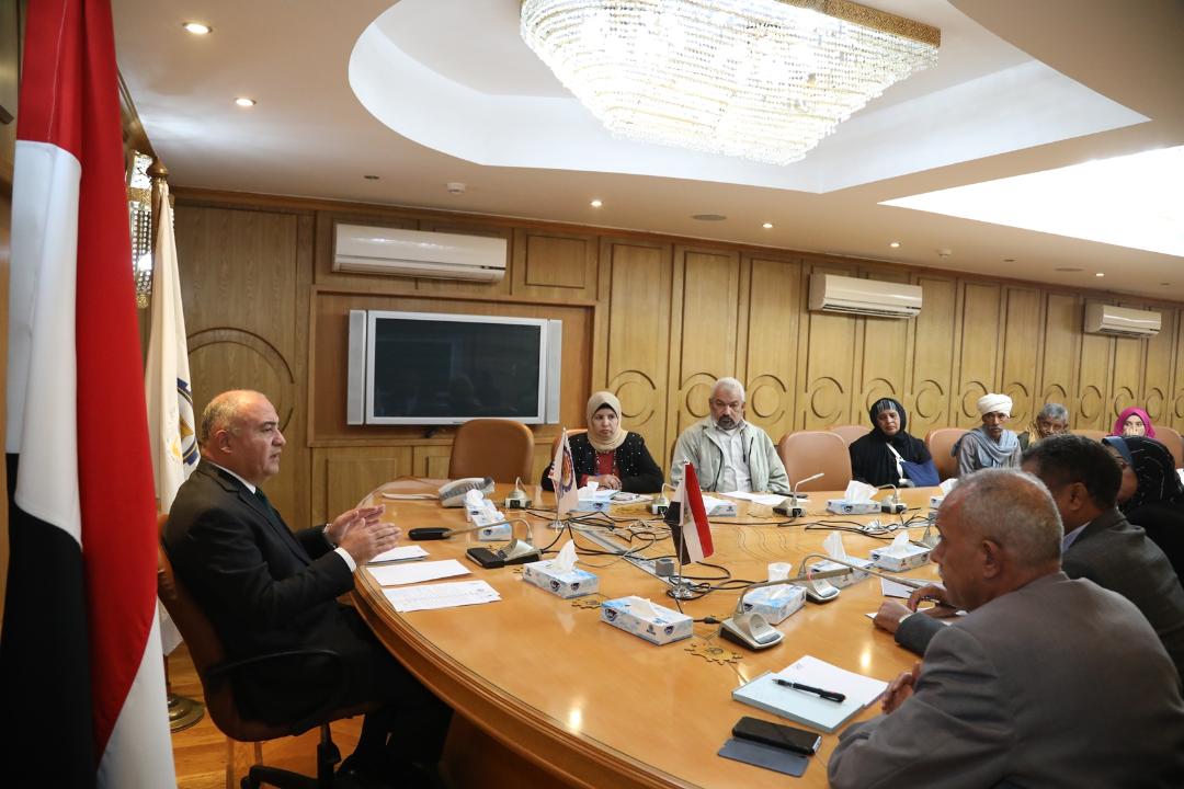   «الداودى» يعقد اجتماع لمناقشة اوضاع صناع الفخار بمركز نقادة محافظة قنا
