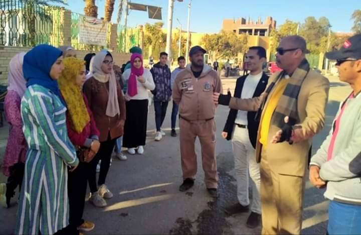   الشباب والرياضة بالوادي الجديد تنفذ حملة نظافة بمدينة موط  بمشاركة 30 شاب وفتاة