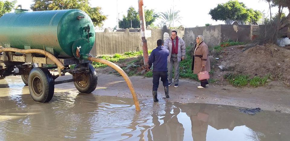   استمرار شفط تجمعات مياه الأمطار بقرية جمصة مركز كفر البطيخ بدمياط