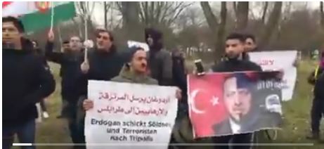   شاهد| مظاهرات أمام مؤتمر برلين بشعار أردوغان «إرهابي وقاتل»