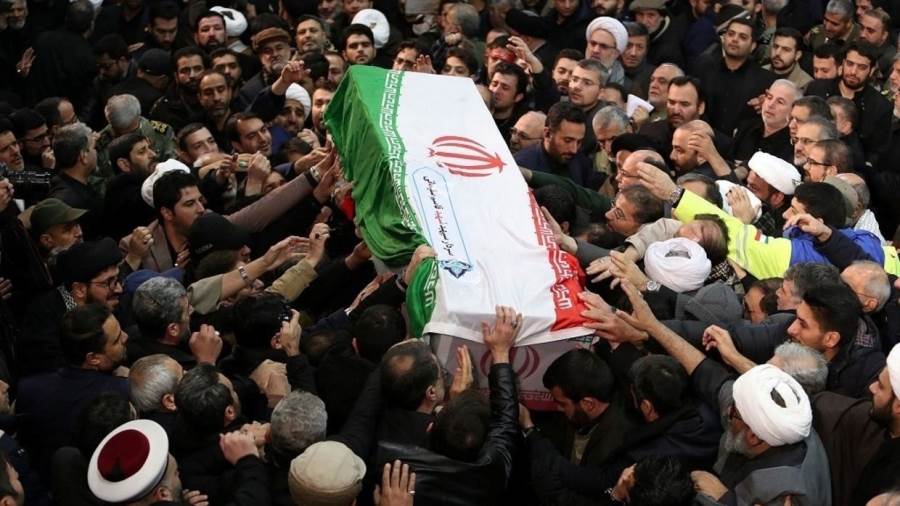   بعد الهجوم الإيراني على قواعد أمريكية .. دفن قاسم سليماني في مسقط رأسه