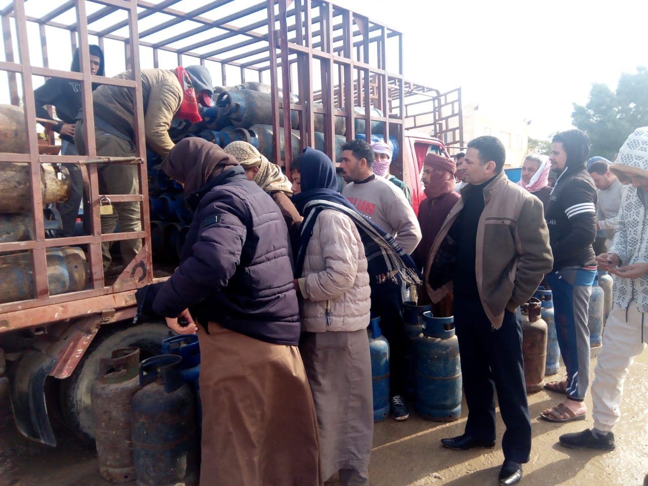   محافظ مطروح يتابع توزيع أسطوانات الغاز علي المواطنين