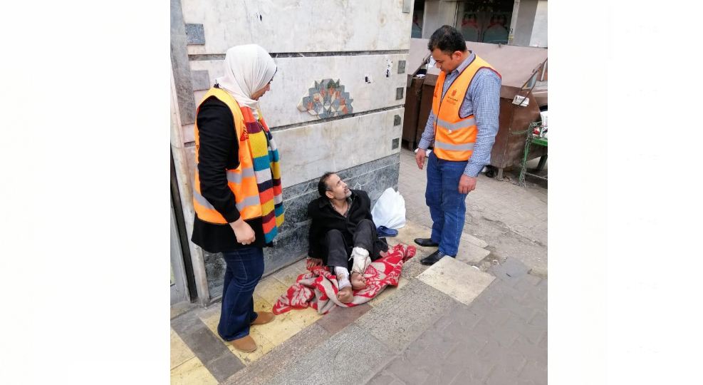   «التدخل السريع» ينقذ مسن مريض بلا مأوى يتألم بالشارع وينقله إلى مستشفى