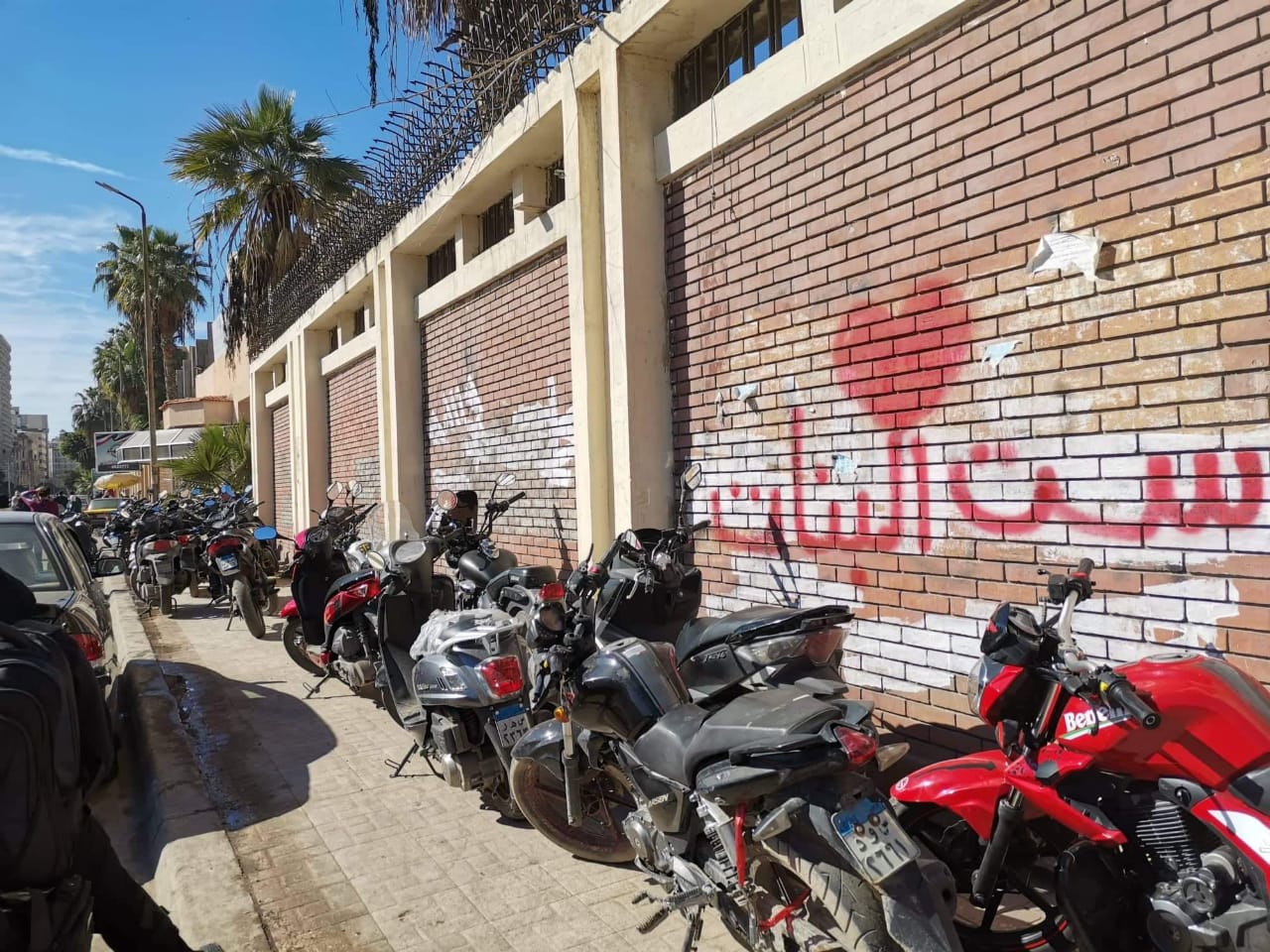   باركينج الدراجات البخارية.. قنابل موقوتة على رصيف جامعة الاسكندرية (صور )