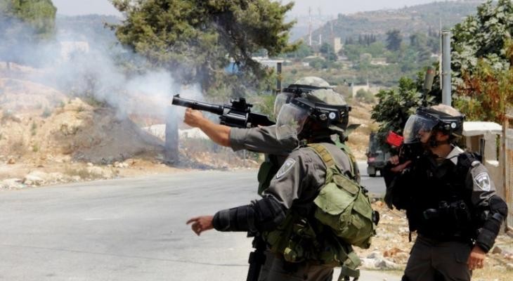   الاحتلال يطلق قنابل الغاز العمال الفلسطينيين شمال طولكرم