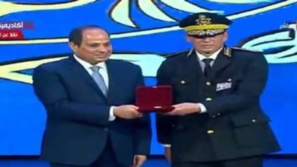   بالفيديو| الرئيس السيسى يكرم  عددا من الضباط فى عيد الشرطة