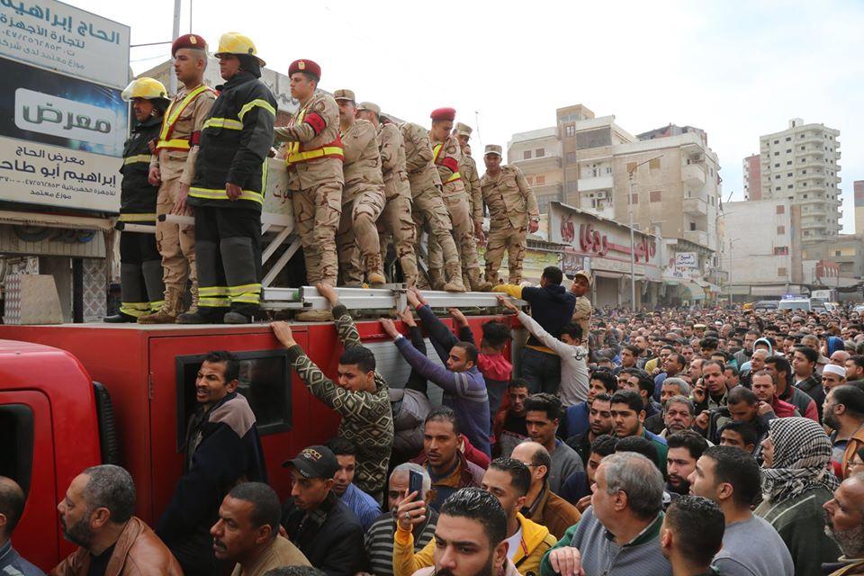   صور| الآلاف يشيعون جثمان شهيد الوطن بدسوق بحضور محافظ كفر الشيخ ومدير الأمن
