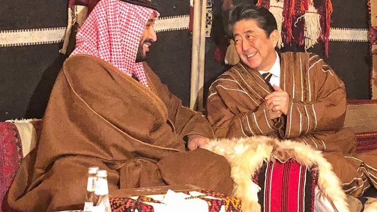   شاهد| رئيس الوزراء اليابانى مرتديا «الفروة» فى ضيافة ولى العهد السعودى