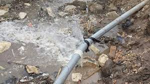   كسر ماسورة مياه يؤثر على مناطق فيصل والهرم