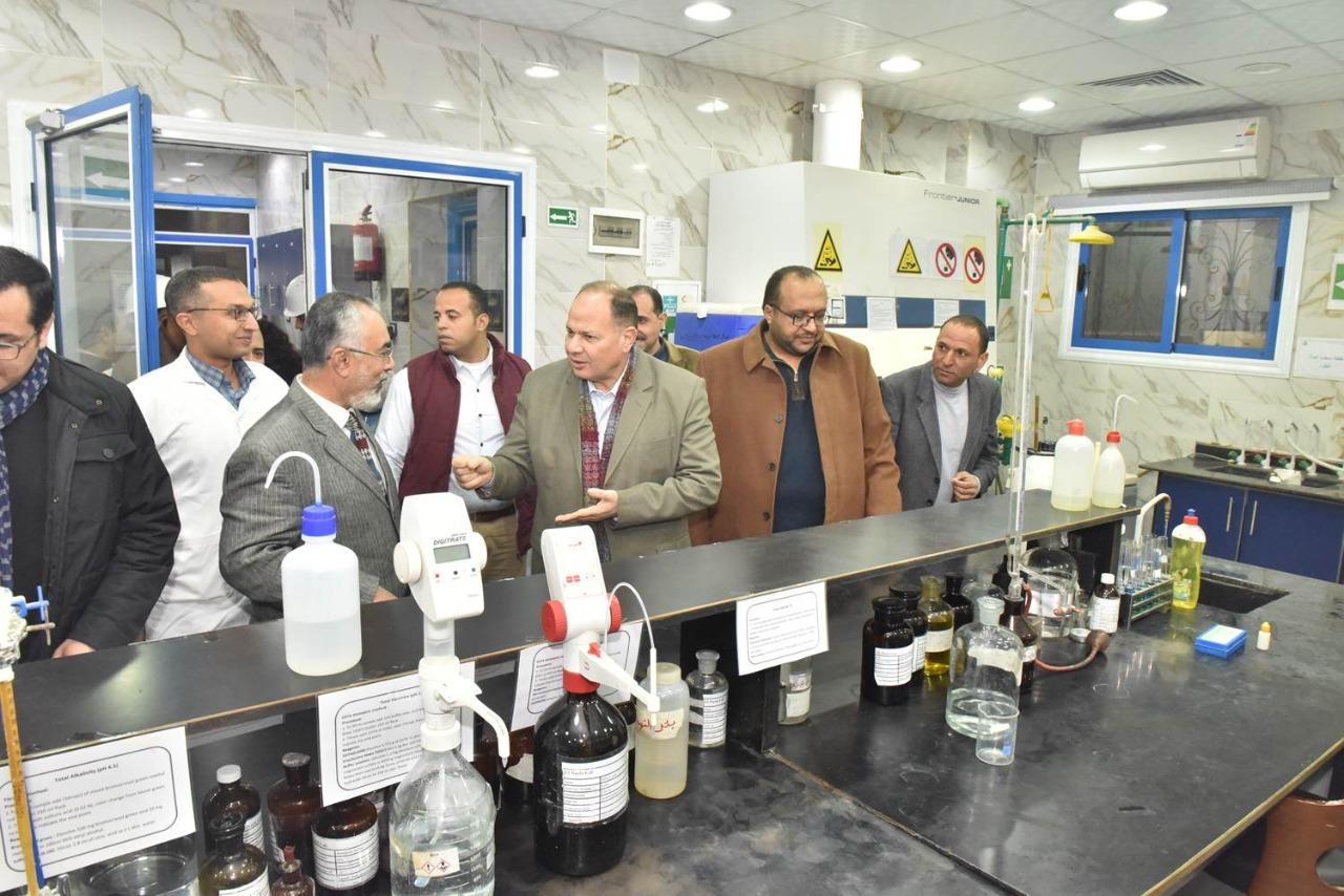   محافظ أسيوط يتفقد محطة مياه نزلة عبد اللاه ومركز السلامة والصحة المهنية والمعمل المركزى