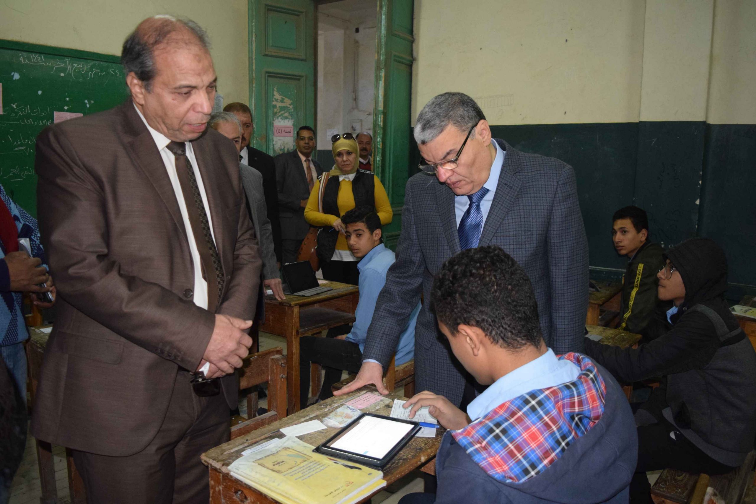   محافظ المنيا يتابع انتظام سير امتحانات الصف الثاني الثانوي باستخدام «التابلت»