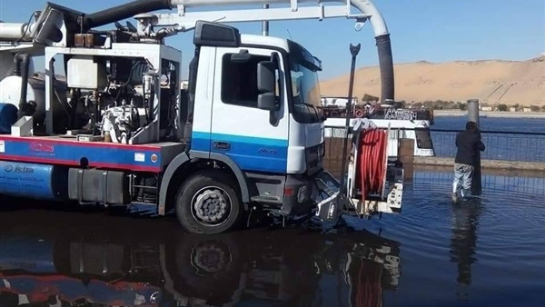   غرق كورنيش أسوان بسبب كسر في خط المياه