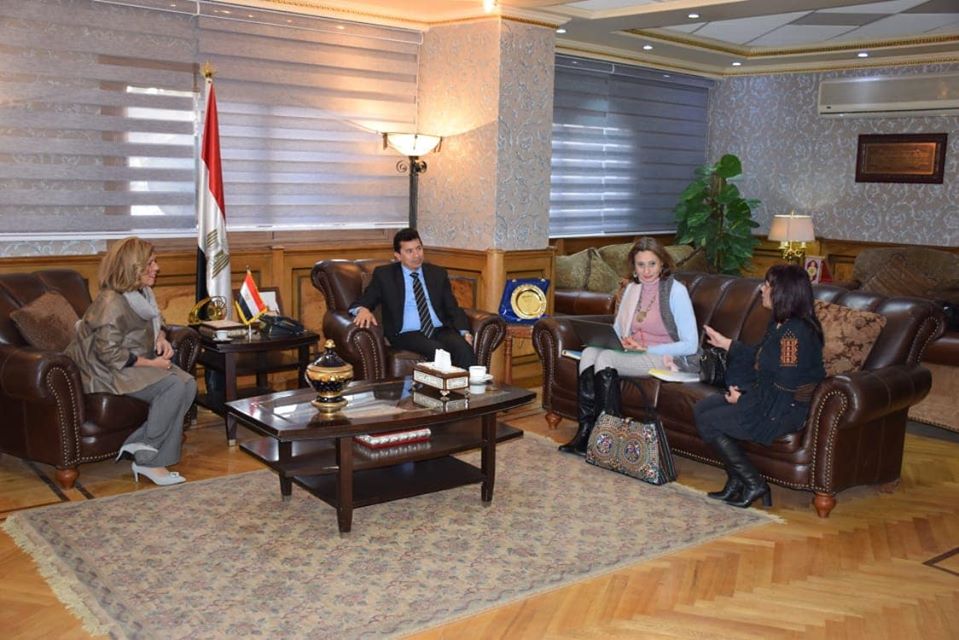 وزير الشباب والرياضة يبحث دعم الوزارة للمهرجان الدولي لمسرح المرأة