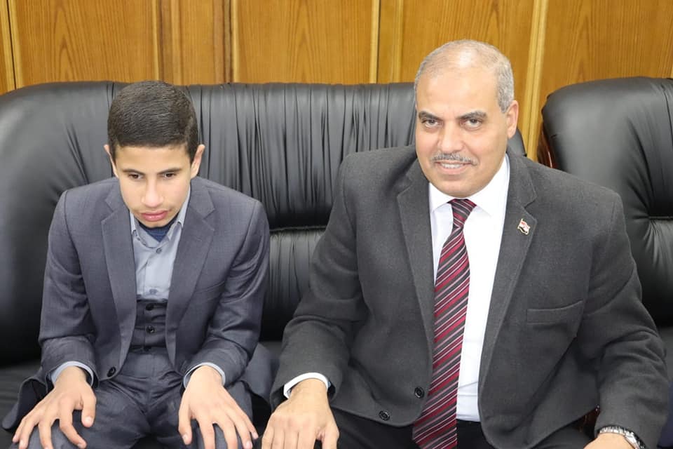   رئيس جامعة الأزهر يستقبل الطالب عبد الله عمار مشيدًا به كنموذج يحتذى به من أصحاب الهمم العالية