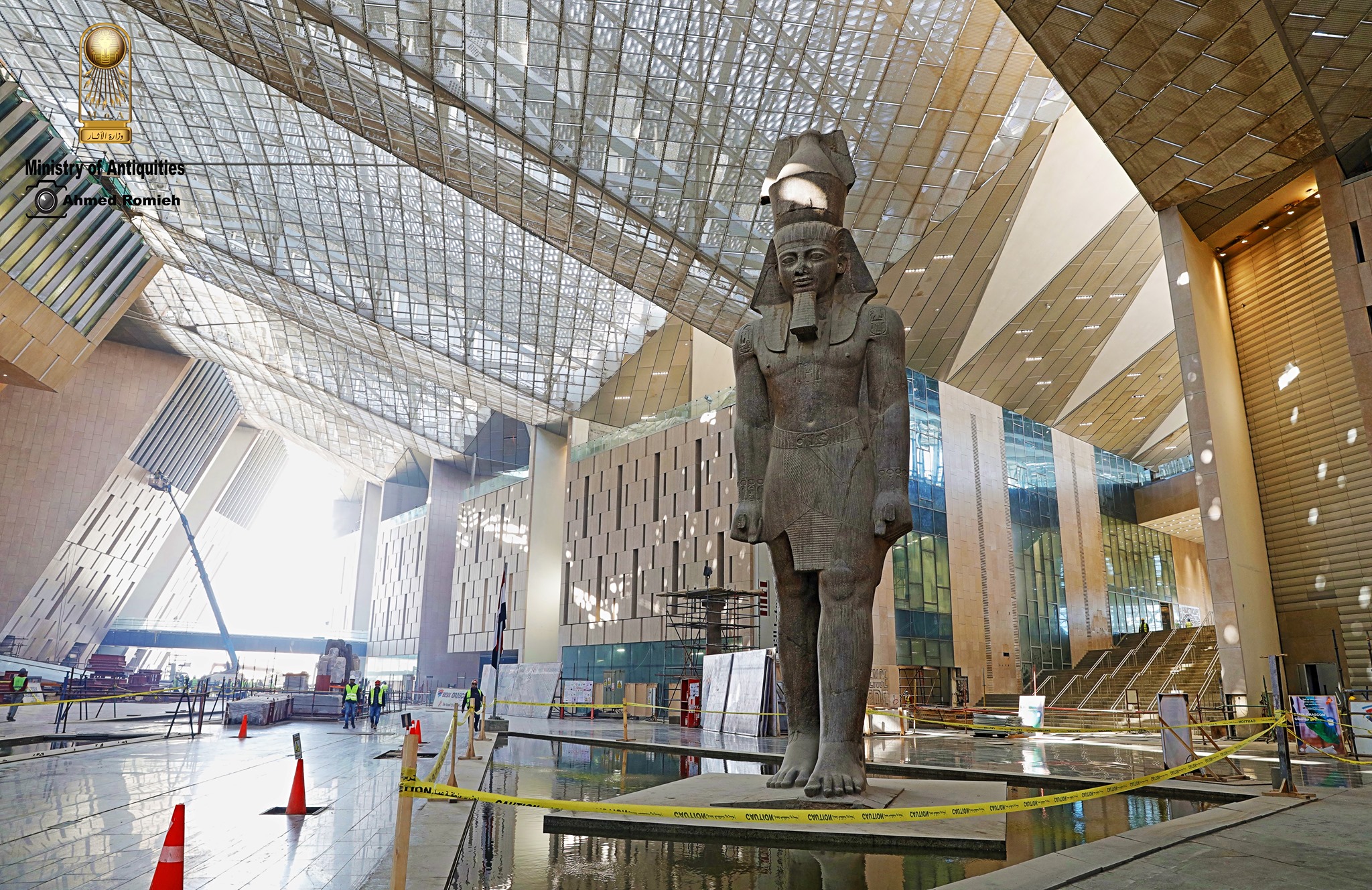   وصول قطع أثرية ضخمة إلى المتحف المصري الكبير لعرضها بالدرج العظيم