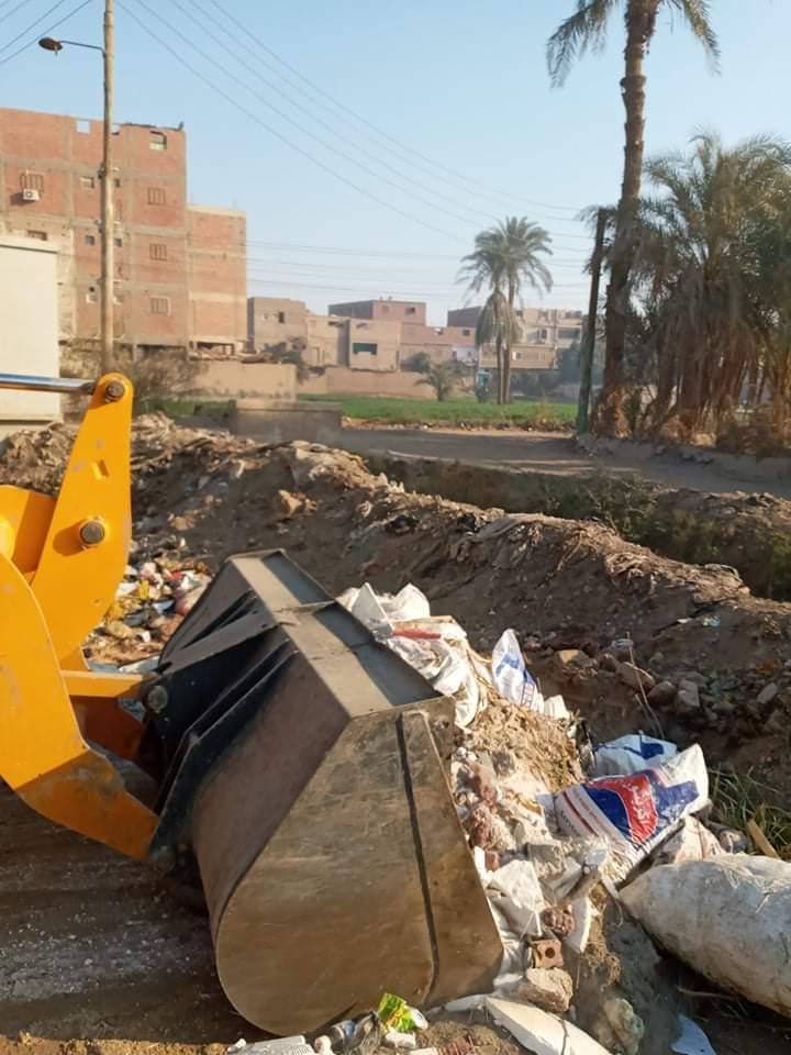   محافظة قنا : رفع ١٤١ طن مخلفات وتراكمات قمامة فى ٤ مدن بالمحافظة