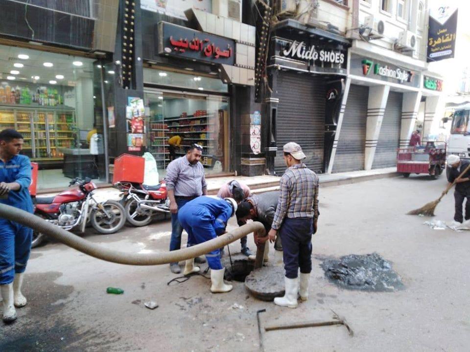   رئيس مدينة دسوق يتابع أعمال النظافة العامة وتطهير خطوط الصرف الصحى