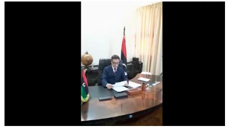   سفير ليبى يعلن «انشقاقه» عن حكومة السراج من على منصة «فيس بوك»| شاهد
