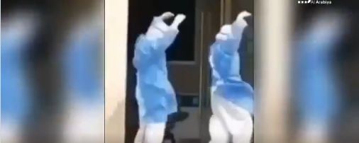   أفراد من الطقم الطبى بأحد المستشفيات فى الصين يرقصون احتفالا بشفاء بعد الحالات من «كورونا»