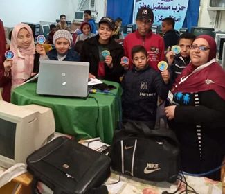 بالصور | مدرسة الشهيد سمير الإعدادية بالخارجة تختتم انشطتها بتدريب عن التكنولوجيا