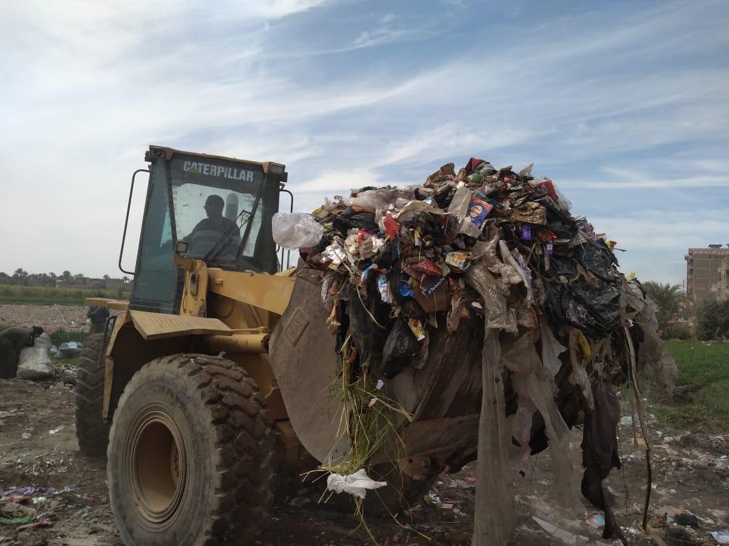   محافظة قنا : رفع ٣٠٥ اطنان مخلفات وتراكمات قمامة فى ٤ مدن بالمحافظة