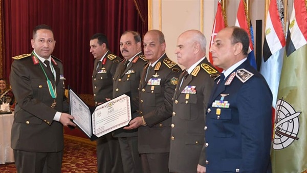   وزير الدفاع يكرم قادة القوات المسلحة المحالين للتقاعد