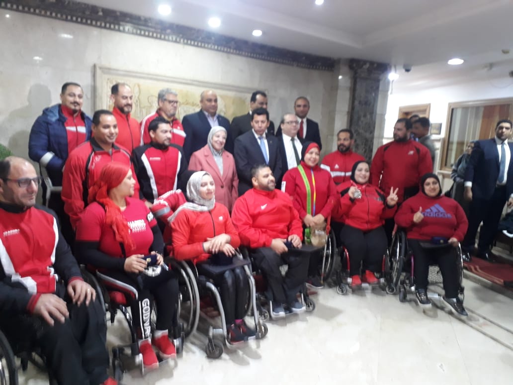   صور || وزير الرياضة يكرم أبطال رفع الأثقال البارالمبى