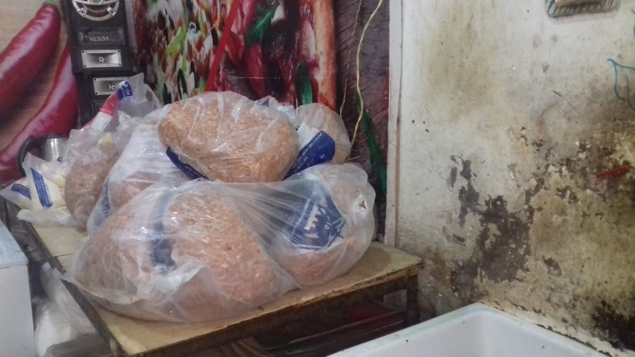   تموين الإسكندرية: ٢٢٦ كيلو جبن ولحوم مصنعة متعفنه بمحل بيتزا شهير