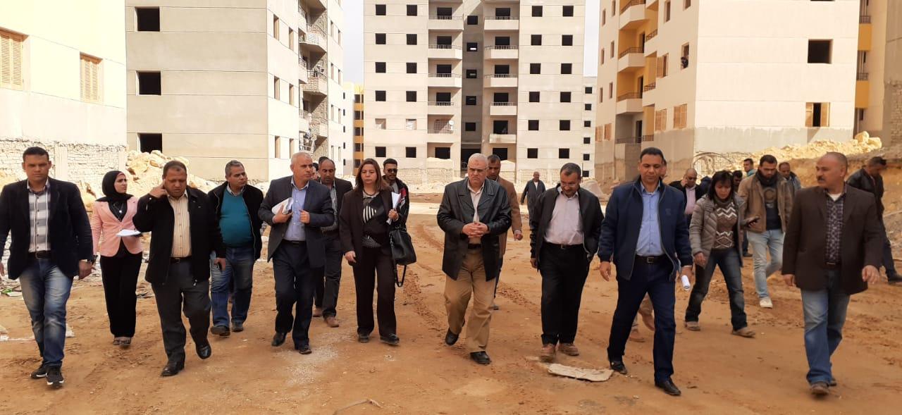    الرئيس التنفيذى لصندوق الإسكان الاجتماعى تتفقد الوحدات السكنية بمدينة بدر