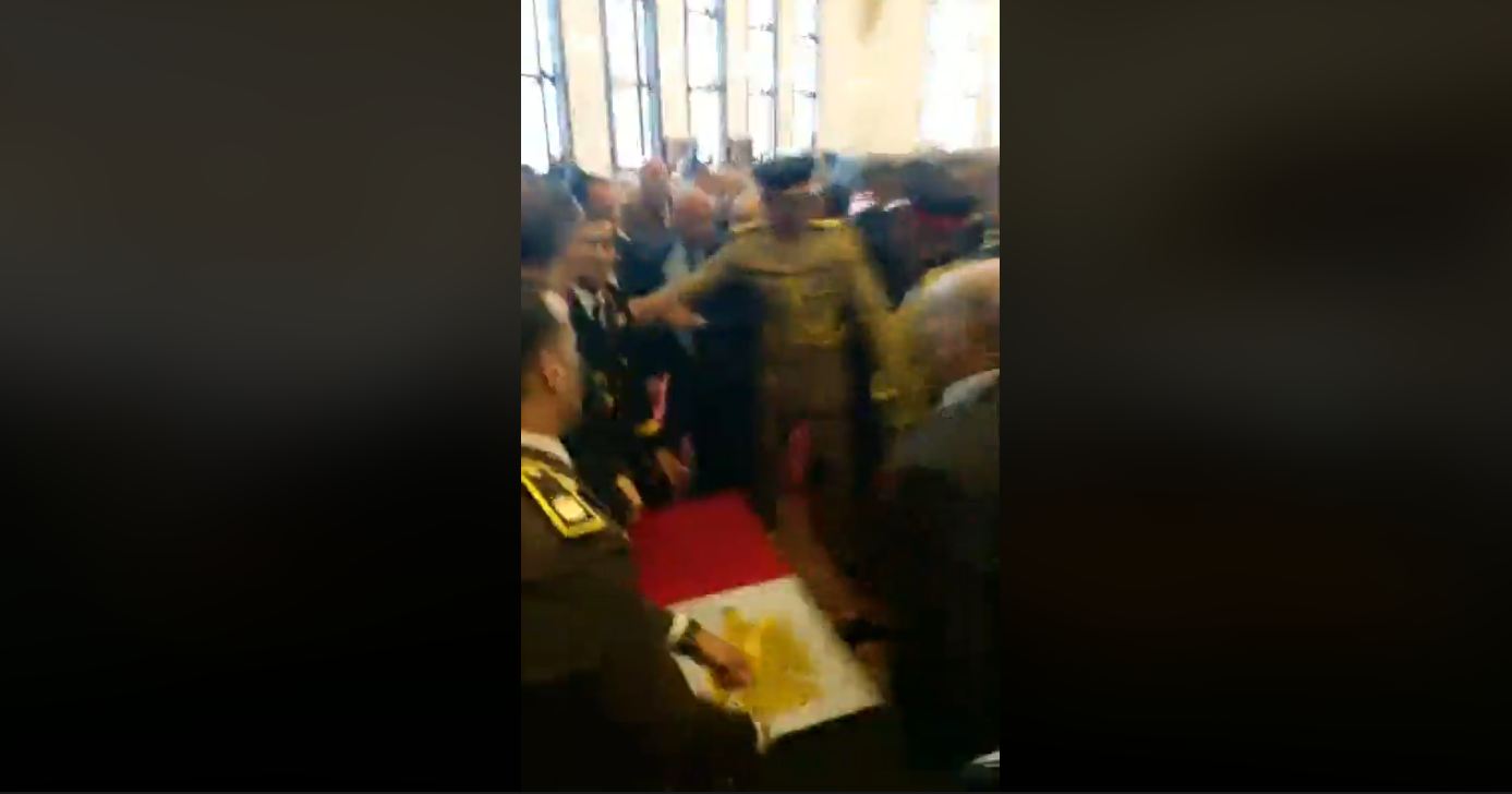   شاهد|| دخول جثمان الرئيس مبارك جامع المشير