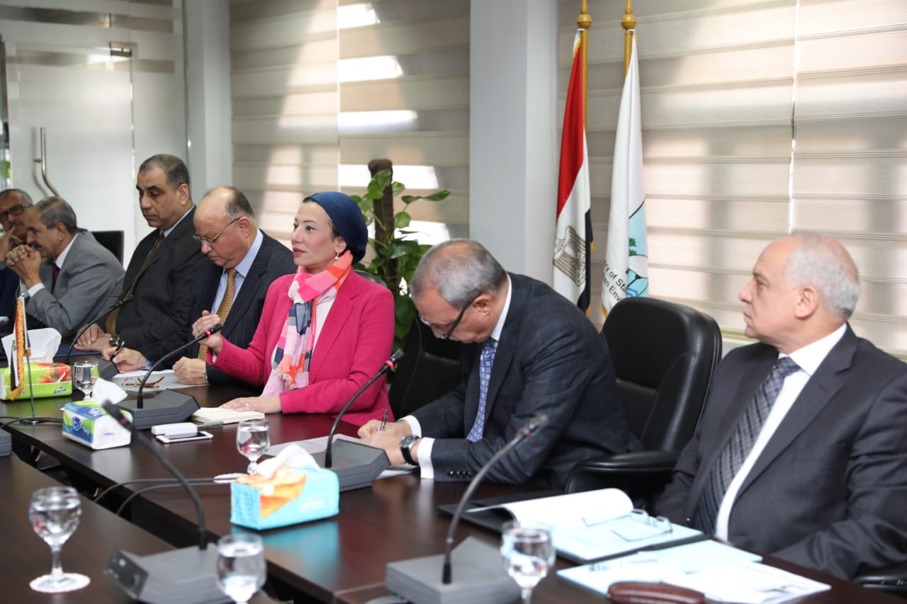   وزيرة البيئة تعقد اجتماعا موسعا لمناقشة الوضع البيئي للمقالب العشوائية ومدافن القمامة بالقاهرة الكبرى