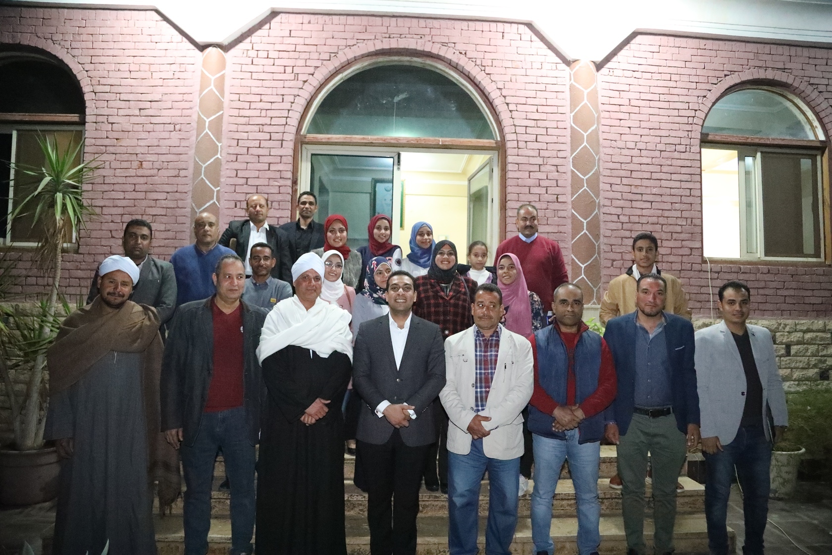    بالصور|| «حازم عمر» نائب محافظ قنا يزور مركز دندرة الثقافي 