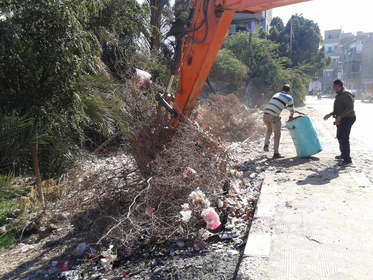   بالصور|| لليوم الرابع إستمرار أعمال النظافة بقرية الحميدات لمبادرة «بيكيا ميد» تحت شعار «بايدينا نجملها»
