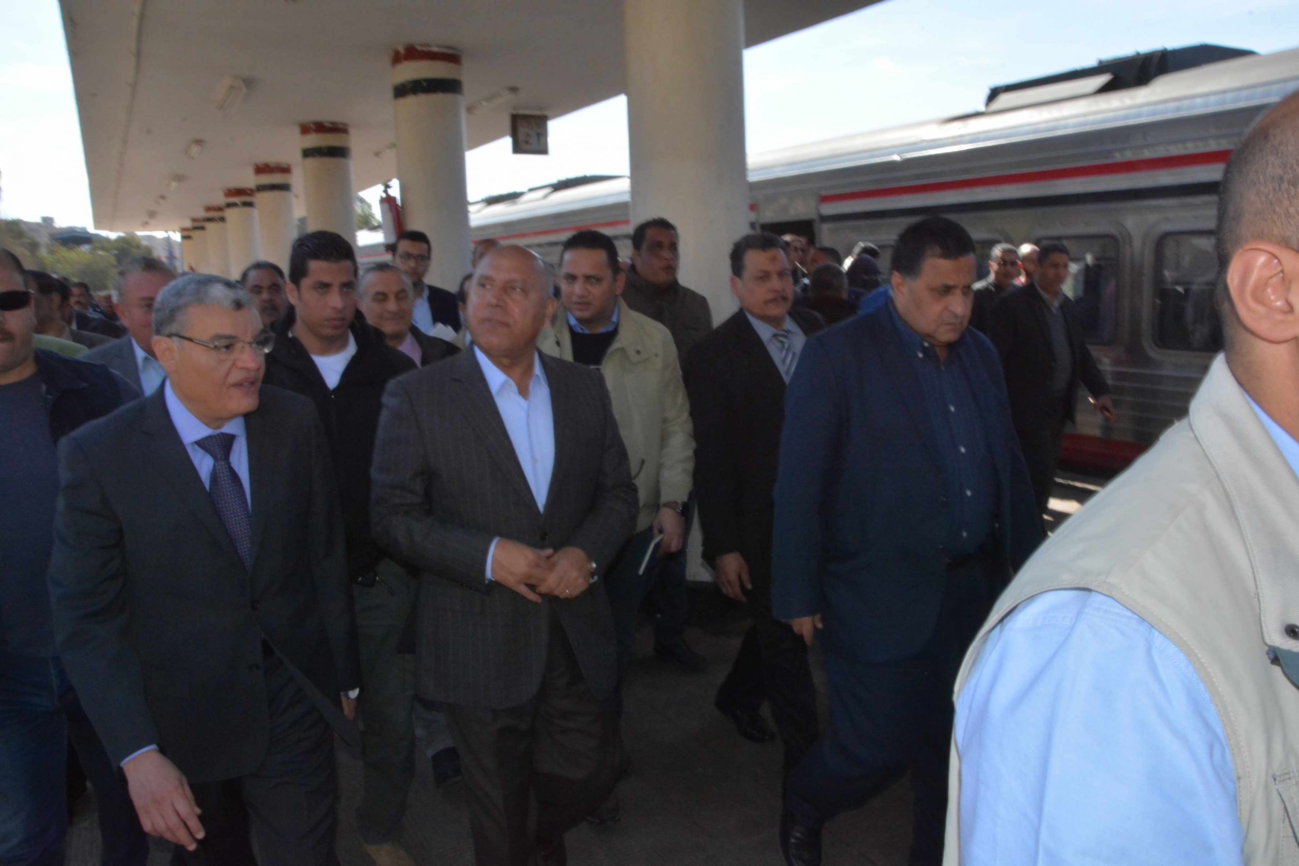   بالصور|| وزير النقل يصل محافظة المنيا ويتفقد محطة السكك الحديدية