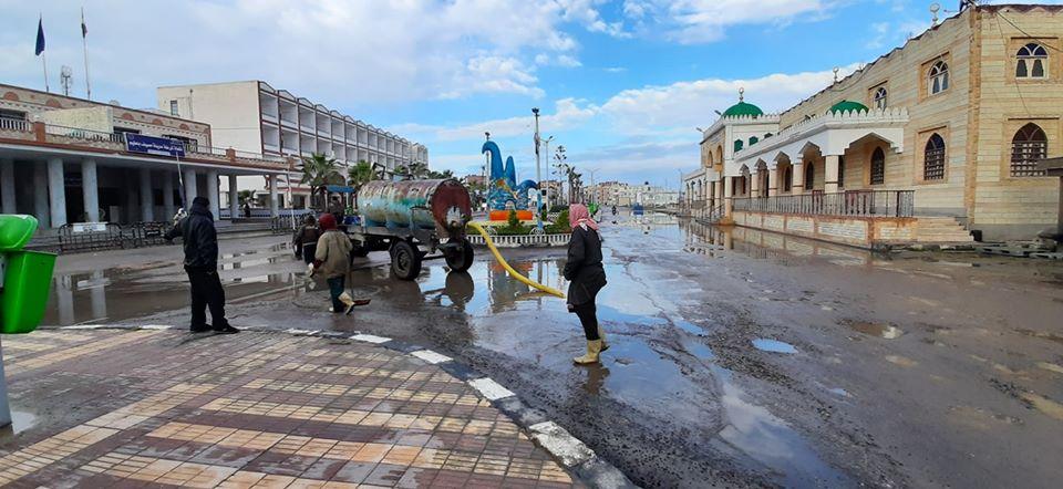   بالصور|| مدينة مصيف بلطيم تكسح مياه الأمطار من الشوارع