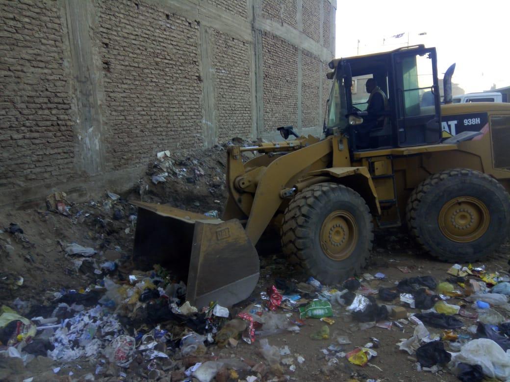   محافظة قنا: رفع ٢٣٠ طن مخلفات وتراكمات قمامة فى ٤ مدن بالمحافظة