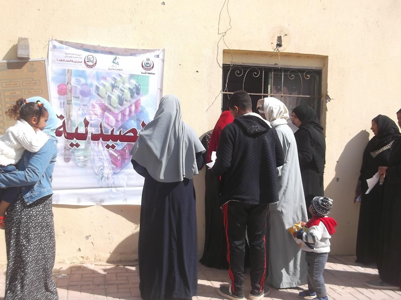   الكشف على 1680 حالة خلال القافلة الطبية بقرية أبوعمورى بمدينة نجع حمادى شمال قنا 