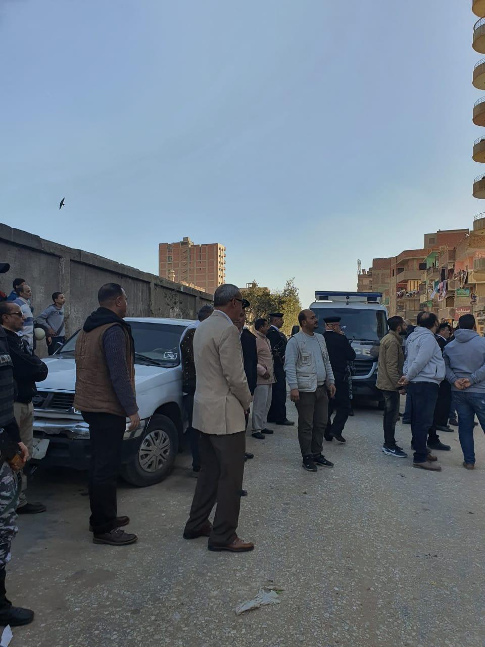   محافظ القليوبية يشرف على أعمال إزالة طوابق مخالفة بأحد الأبراج السكنية بمدينة بنها