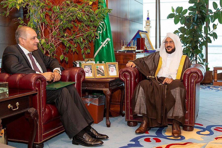   وزير الشؤون الإسلامية السعودي يستقبل السفير المصري لدى السعودية