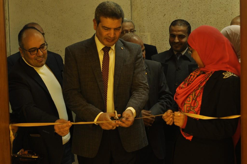   بالصور|| افتتاح معرض «شروخ» بكلية التربية الفنية بجامعة المنيا